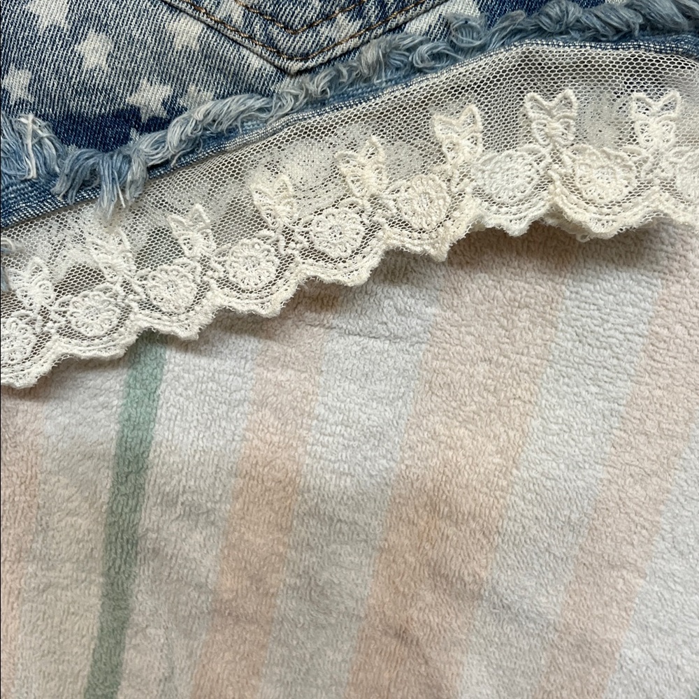 ⭐️🌻⭐️🌻NWOT Starry Denim Lace Trim Women's Shorts - Picture 4 of 5